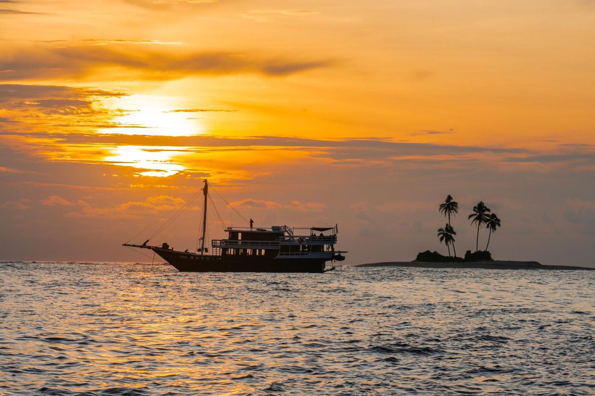 Maki Boat Hotel Padang  Exterior photo