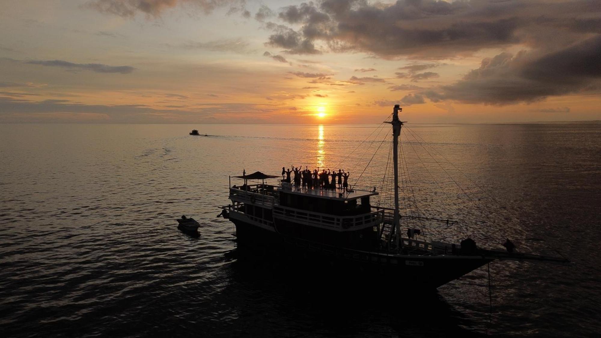 Maki Boat Hotel Padang  Exterior photo