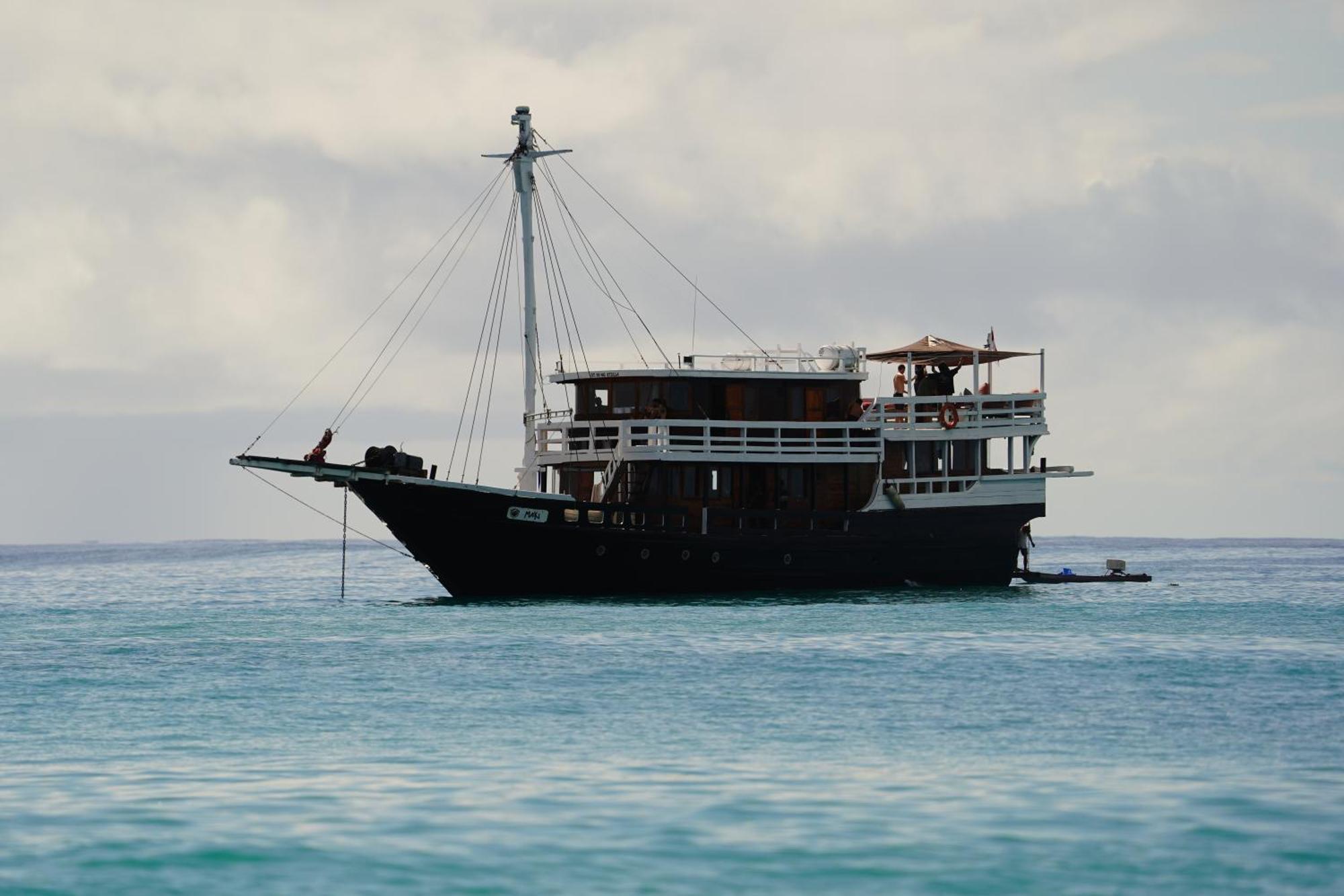 Maki Boat Hotel Padang  Exterior photo