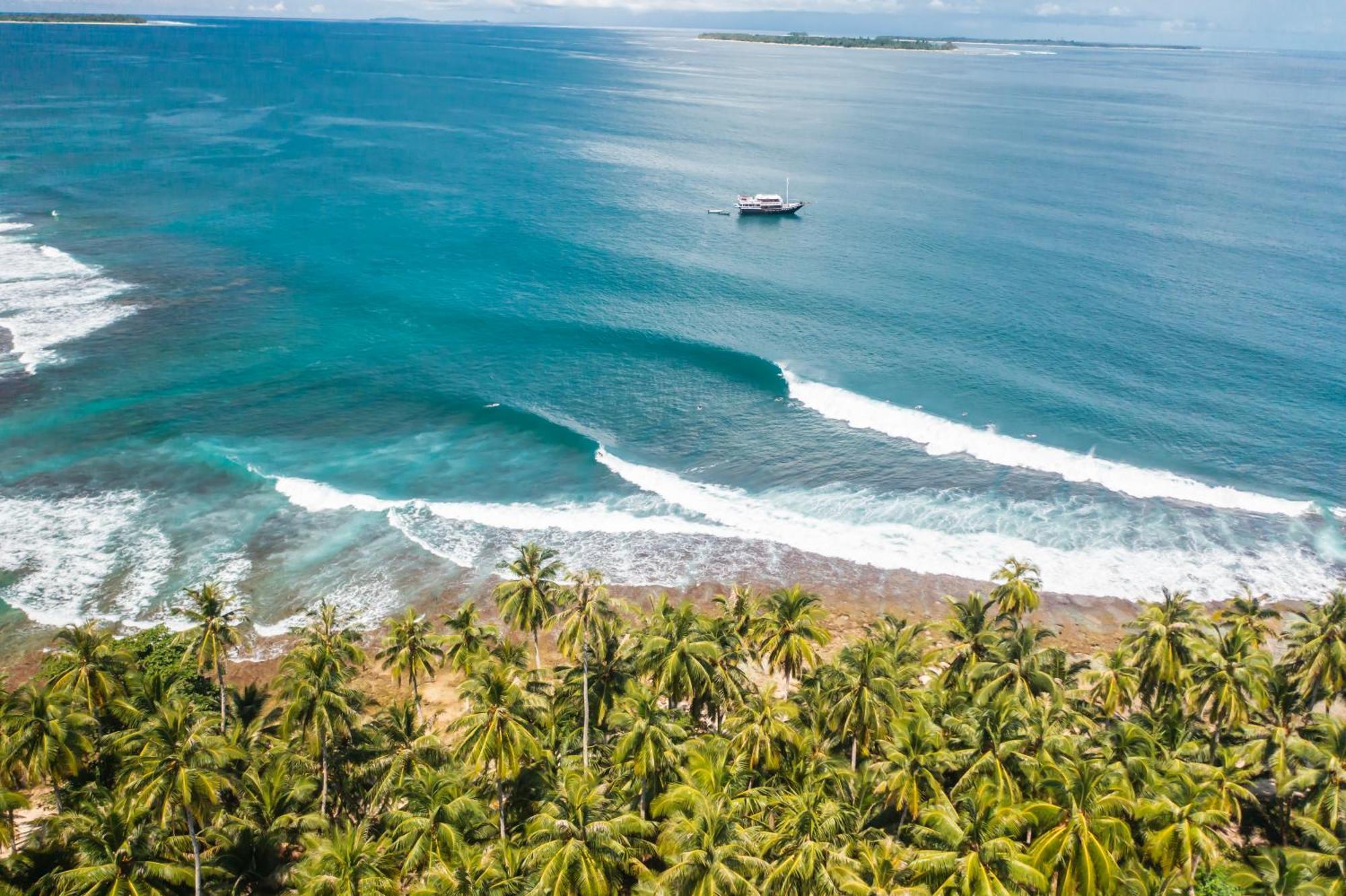 Maki Boat Hotel Padang  Exterior photo